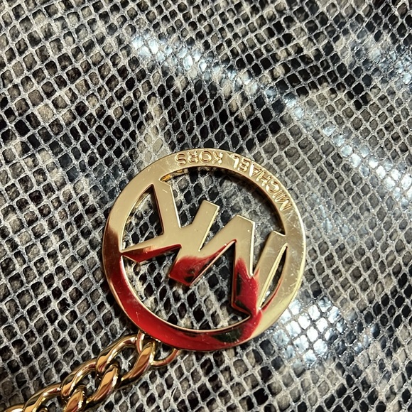 Micheal kors bag cross and shoulder bag - Picture 14 of 14